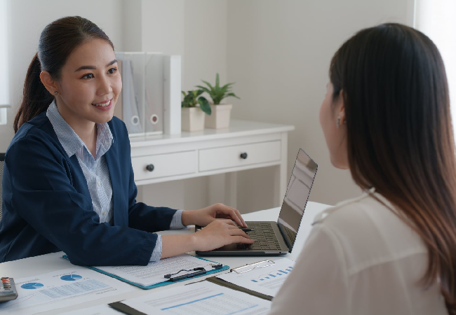 2 professionals in discussion while on duty in the office